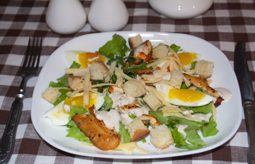 1. Этап. Салат А-ля Цезарь: Посыпьте, если хотите, салат еще раз сыром. Выложите соус — и подавайте салат к столу.