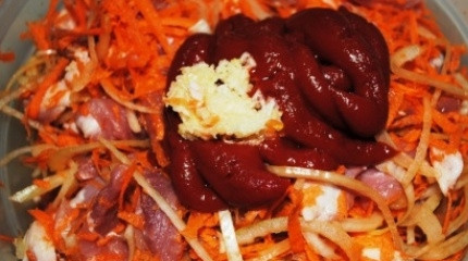 1. Этап. Мясо по-гусарски: В глубокой миске смешайте мясо, овощи, томатную пасту, уксус и выдавленный чеснок. Поставьте в холодильник и дайте промариноваться 1 час.