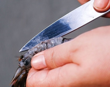 1. Этап. Креветки на гриле: 3. Маленьким острым ножом на спине (посередине) сделайте надрез и вытащите вену. Промойте креветки холодной водой.