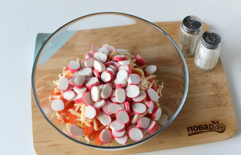 1. Этап. Салат Сырная хрустяшка: Крабовые палочки нарежьте кружочками.