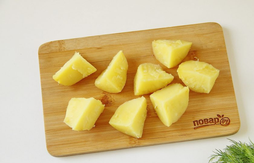 1. Этап. Салат с картофелем: Картофель отварите в кожуре, затем очистите и нарежьте достаточно крупными кусочками.