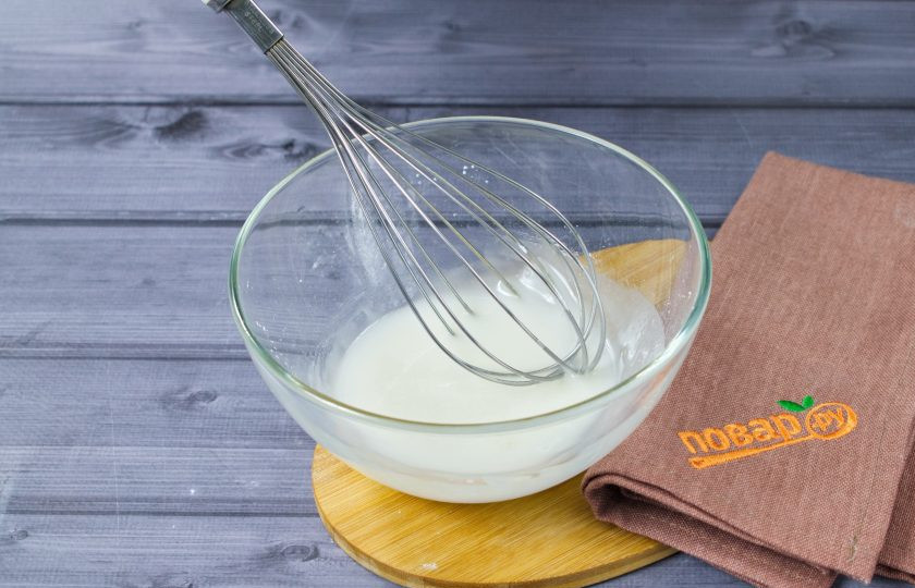 1. Этап. Простой лимонный пирог с глазурью: В миске соедините сахарную пудру (80 г) и лимонный сок (2 ст. л.), перемешайте венчиком или вилкой до однородности.