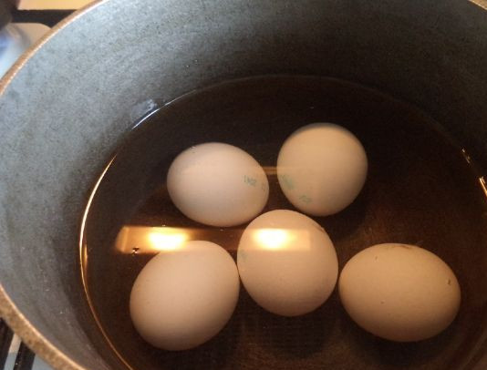 1. Этап. Салат Коза: 2. Отвариваем картофель в мундире, а также до готовности морковь и яйца. Даем полностью остыть овощам.