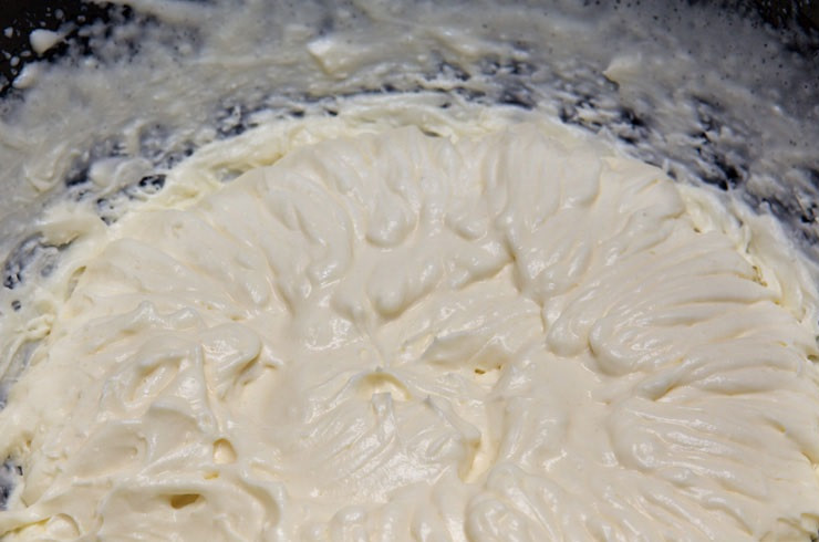 1. Этап. Клубничный крем для торта: 5. Сливки должны быть пышными и воздушными. Важно не перебить их, а то есть риск получить сладкое сливочное масло.