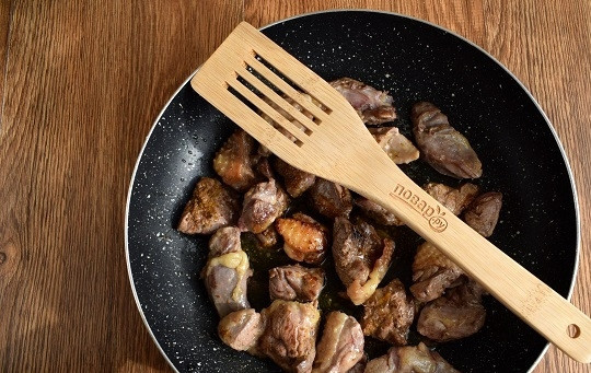 1. Этап. Курица с рисом и овощами по-каталонски: Масло разогрейте на сковороде. Мясо порежьте на средние кусочки, выложите на сковороду и обжарьте с каждой стороны до румяной корочки.