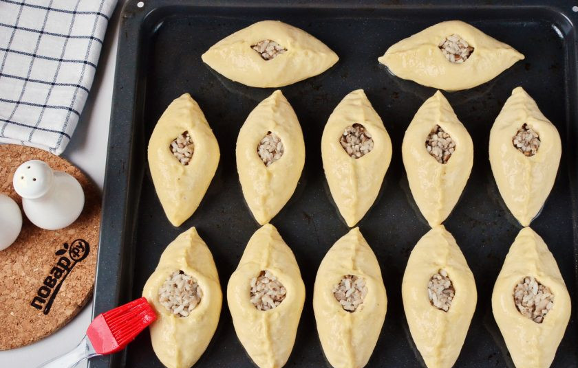 1. Этап. Начинка для расстегаев: Смажьте расстегаи белком. Отправьте в духовку на 25-30 минут.