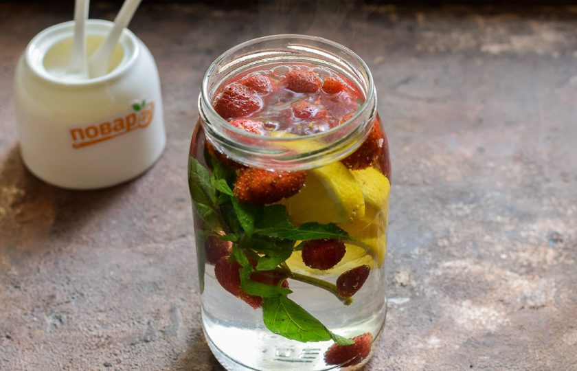 1. Этап. Компот из клубники Мохито на зиму: На плите вскипятите чистую воду, залейте крутой кипяток в банку, на горлышко набросьте крышку и оставьте на 10 минут. Спустя время воду слейте в кастрюлю, доведите до кипения и верните в банку, снова оставьте на 10 минут в покое.