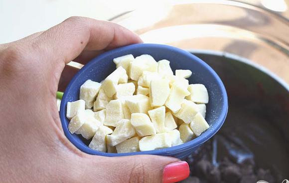 1. Этап. Охлажденный горячий шоколад: 2. Добавить шоколадные чипсы и белые шоколадные чипсы, перемешать.