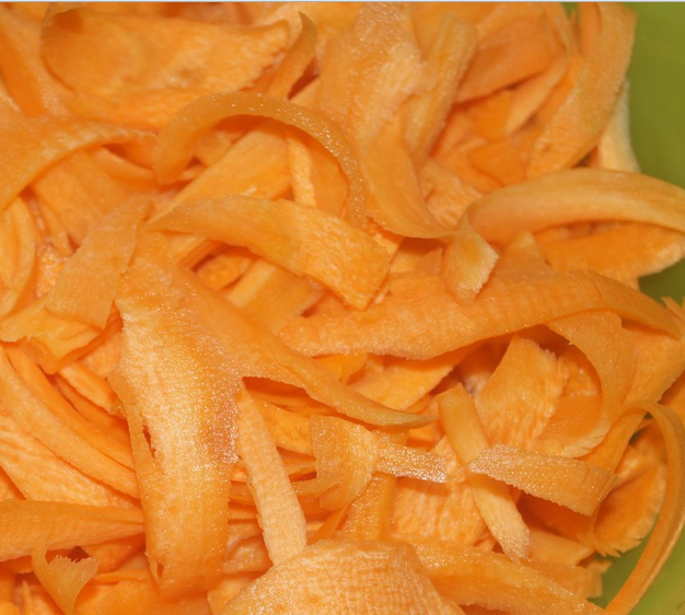 1. Этап. Маринованные кабачки с морковкой: 2. То же самое делаем с морковкой. Добавим ее к кабачкам.