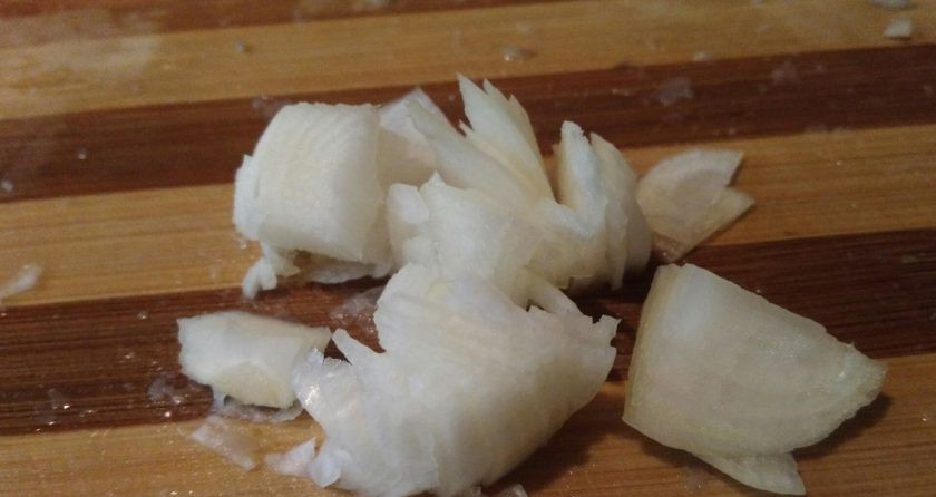 1. Этап. Жареные вешенки с луком (без соуса): 3. Пока грибы жарятся, нашинкуйте лук. Во время жарки вешенки начнут пускать сок. Жарьте их при постоянном помешивании, а когда сок выпарится, добавьте лук. В это же время посолите и приправьте по вкусу. Если хотите усилить аромат, то можно добавить специальную приправу для грибов.