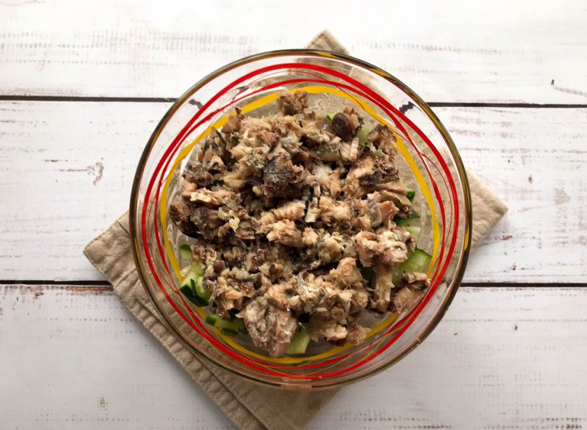 1. Этап. Салат с красной фасолью и рыбой: В тарелку выложите рыбные консервы.