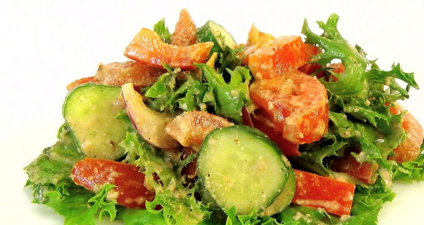 1. Этап. Салат Глехурад: 3. Выложите все ингредиенты на листья салата. Добавьте по желанию немного зелени. Приятного аппетита!