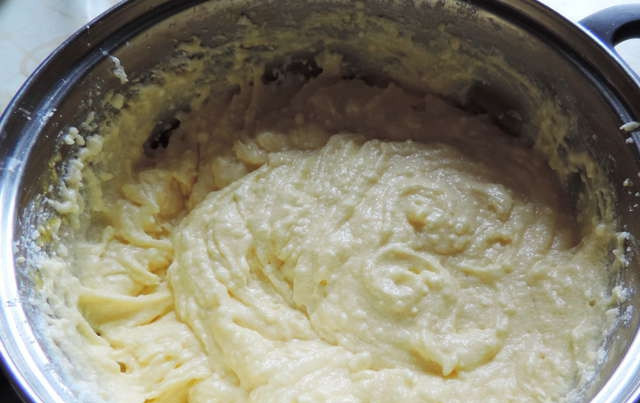 1. Этап. Шоколадно-творожный кекс: Маргарин размягчаем при комнатной температуре. Засыпаем его сахаром и ванилью, взбиваем. Прибавляем творог и яйца. Доводим до однородного состояния миксером или блендером.