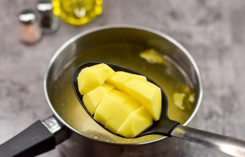 1. Этап. Суп Острый: Когда бульон будет готов, очистите и сполосните картофель, вымойте и просушите. Нарежьте картофель средними кусочками и добавьте в бульон.