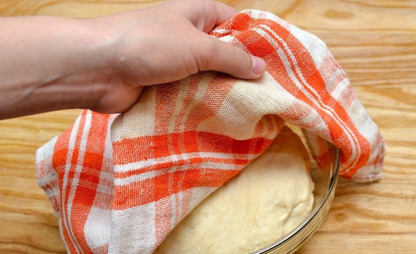 1. Этап. Хрустящий белый хлеб: 9. Поместите тесто в смазанную маслом емкость, накройте его полотенцем и оставьте на 1-1,5 часа.