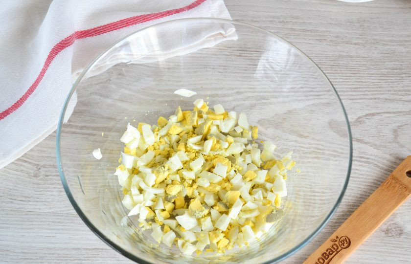 1. Этап. Крабовый салат с колбасой: Яйца мелко нарежьте.