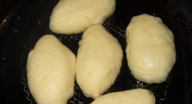 1. Этап. Жареные пирожки с луком: Сформируйте пирожки. Обжарьте их на растительном масле с двух сторон до красивого золотистого цвета.