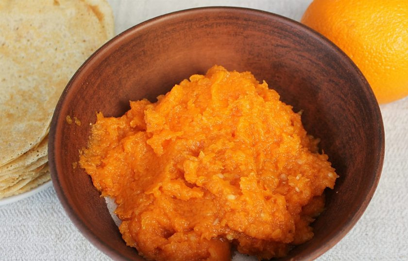 1. Этап. Тыквенная запеканка с блинами: Добавляем пюре из тыквы - 650 грамм.