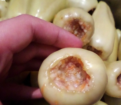 1. Этап. Фаршированный перец: Наполняем начинкой перец (не слишком плотно).