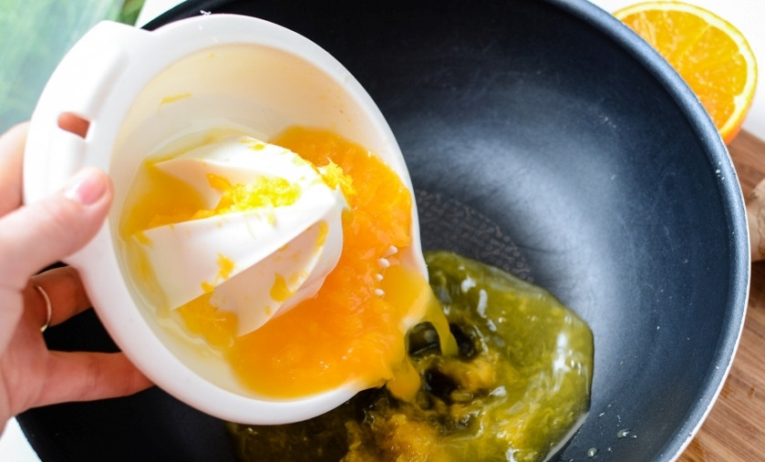 1. Этап. Морковный суп-пюре с имбирем: На горячую сковороду вылить сок.