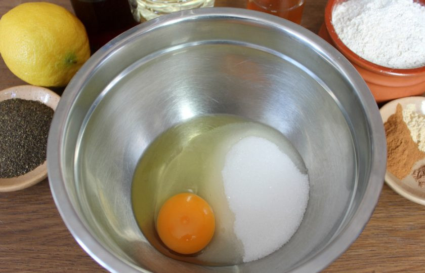 1. Этап. Ржаные пряники: Взбиваем яйцо с сахаром.