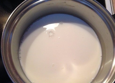 1. Этап. Манная каша с медом: Наливаем молоко в кастрюльку и ставим на плиту.