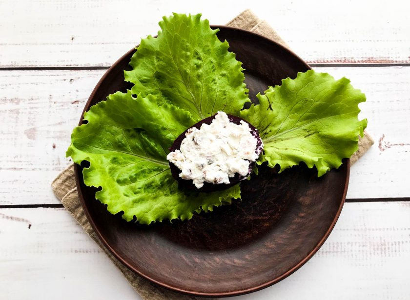 1. Этап. Свекольный мильфей: Сверху свеклы выложите подготовленную массу из сыра и орехов.