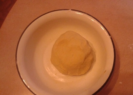 1. Этап. Закрытые тарталетки с курицей и грибами: И замешиваем мягкое тесто. Заворачиваем его в пленку и отправляем в холодильник минимум на полтора часа.