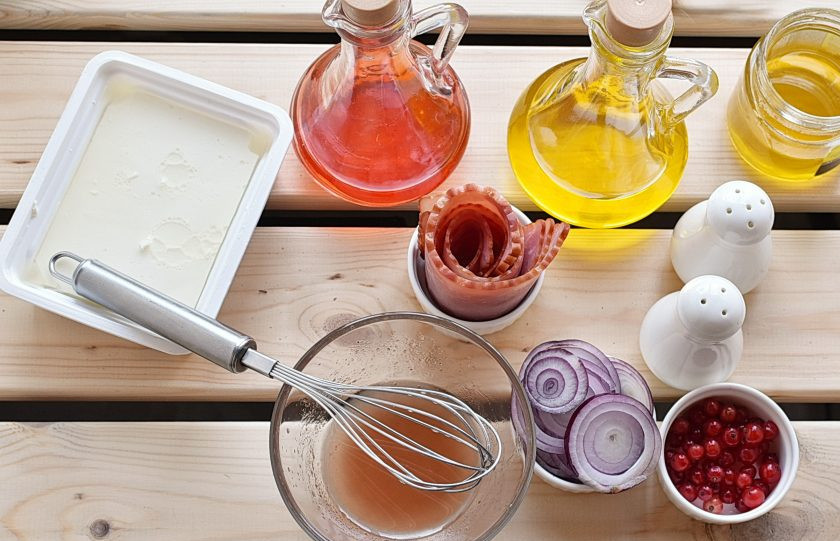 1. Этап. Салат с персиками: В небольшой миске смешайте мед, винный уксус и масло. Посолите и поперчите по вкусу.