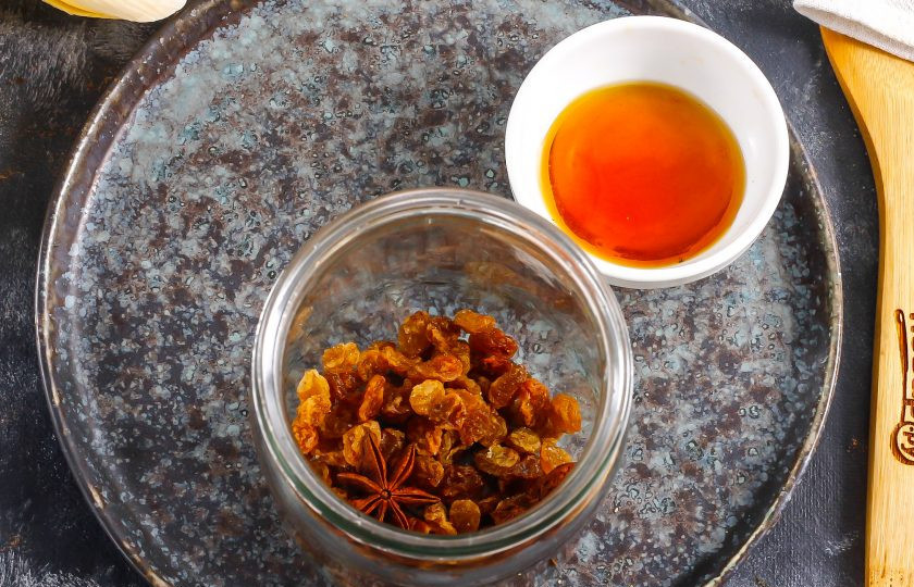 1. Этап. Настойка из изюма на самогоне: Изюм промойте в воде, высыпьте в приготовленную емкость. Проще всего настаивать напиток в обычной банке емкостью 0,5 л. Можно использовать и литровую банку, но ни в коем случае не пластиковую бутылку!