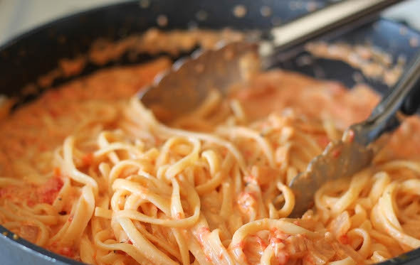 1. Этап. Паста Альфредо с запеченным перцем: 6. Аккуратно перемешайте и через минуту снимите с огня. Перед подачей пасту 