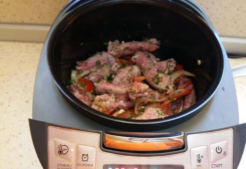1. Этап. Куриные шейки в мультиварке: Лук обжарился, добавьте к нему шейки и все остальные ингредиенты. Посолите и поперчите. Если хотите, чтобы блюдо было с жидкой подливой, добавьте немного бульона или просто воды кипяченой. Включите режим 