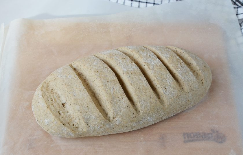 1. Этап. Простой ржаной хлеб: Когда хлеб увеличится в размерах, прогрейте духовку до 190 градусов, отправьте его выпекаться на 40-45 минут.