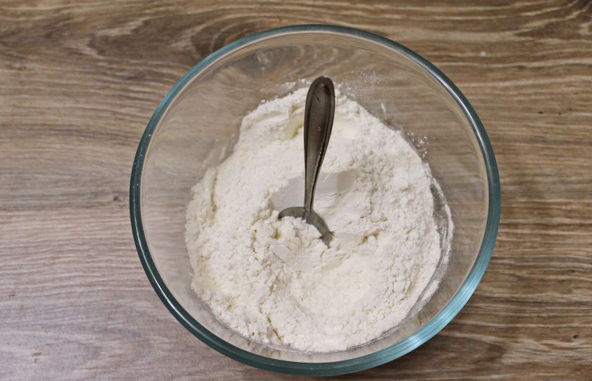 1. Этап. Ватрушки с черникой: В миску просейте муку, добавьте соль, сахар и перемешайте.