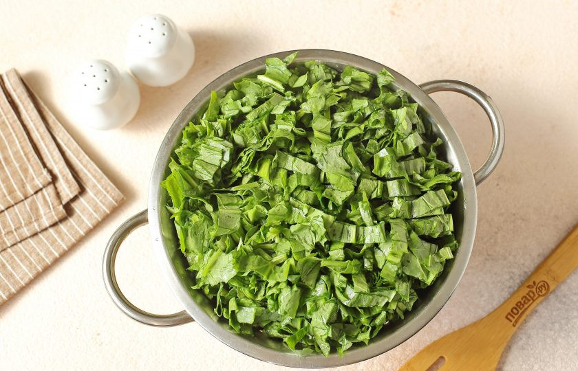 1. Этап. Суп весенний: Щавель промойте, нарежьте и откиньте на сито или дуршлаг.