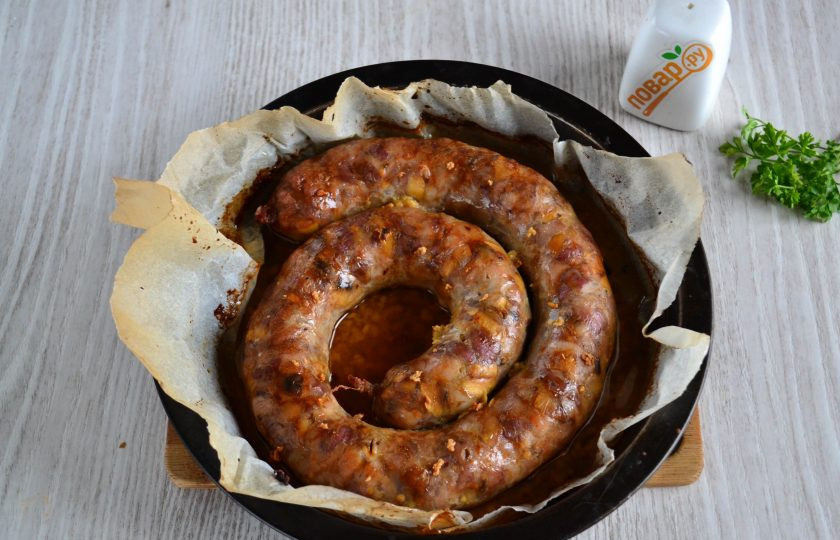 1. Этап. Домашняя колбаса с грибами: Запекайте колбасу в духовке при температуре 200 градусов примерно 30-40 минут. Все духовки пекут по-разному, потому смотрите, чтобы колбаса пропеклась хорошо внутри, а снаружи получилась красивого золотистого цвета.