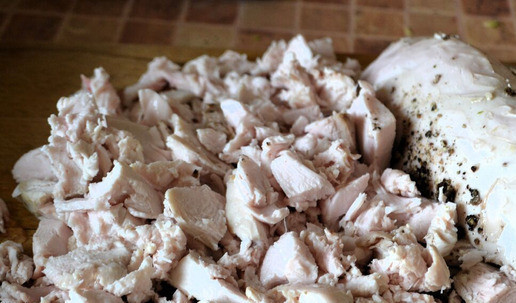 1. Этап. Салат с куриной грудкой: Куриную грудку отделить от костей. Мякоть нарезать некрупно.