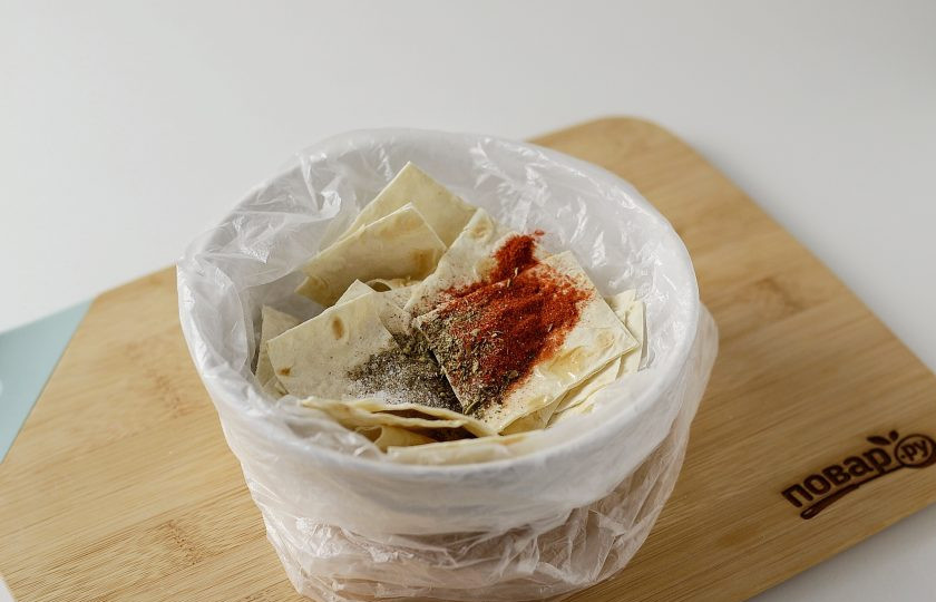 1. Этап. ПП чипсы: Добавьте все специи и соль. Закройте пакет и хорошенько встряхните, чтобы все квадратики лаваша обвалялись в специях. Запеките чипсы из лаваша в духовке 5-10 минут при температуре 180 градусов. Во время приготовления, лучше открывать духовку и перемешивать чипсы.