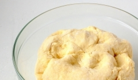 1. Этап. Творожное тесто для пиццы: 6. Замешиваем тесто, и отправим его перед непосредственной готовкой на полчаса в холодильник, укутав пищевой пленкой. Удачи!