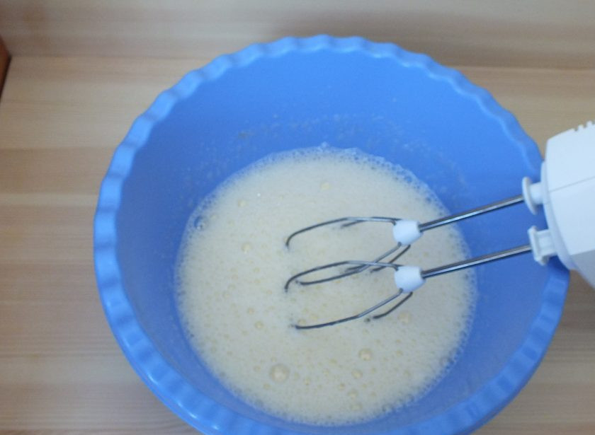 1. Этап. Заливной пирог с клубникой: Добавьте сливки и еще раз взбейте.