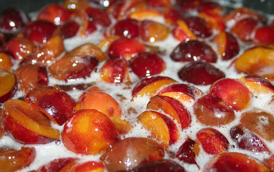 1. Этап. Варенье из алычи на зиму: Опять заливаем алычу горячим сиропом и оставляем плоды настаиваться на несколько часов. Затем повторяем эту процедуру еще 3-4 раза.