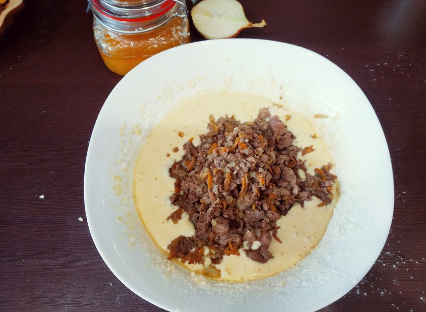 1. Этап. Печеночный кекс: Добавьте натертый сыр и поджарку из печенки с овощами, размешайте и быстренько влейте тесто в форму. Отправьте в разогретую до 180 градусов духовку.