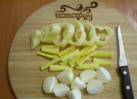 1. Этап. Курица с овощами в пароварке: 2. Лук режем на 4 части, морковь на брусочки, перец болгарский - широкими кольцами.