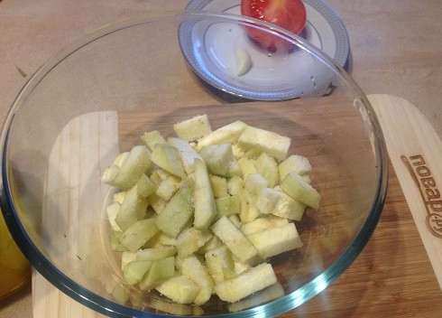 1. Этап. Салат с пастой, баклажанами и брынзой: 3. Посыпаем нарезанный баклажан солью, перемешиваем и оставим минут на 10.