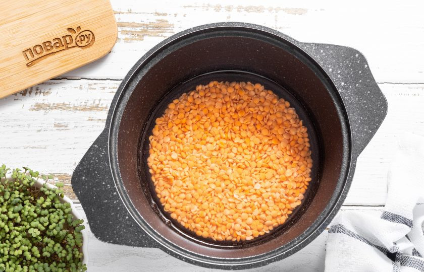 1. Этап. Хумус из красной чечевицы: Переложите красную чечевицу в кастрюлю и влейте воду. Пропорция чечевицы и воды 1:2.
