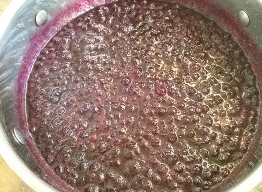 1. Этап. Варенье из черники без варки: Поставьте смесь на огонь, варим примерно пять минут. Как только начнет булькать, снимите с огня.