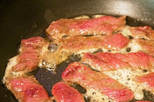 1. Этап. Салат гусарский с говядиной: Маринованное мясо обжарьте в течение 10 минут на сковороде.