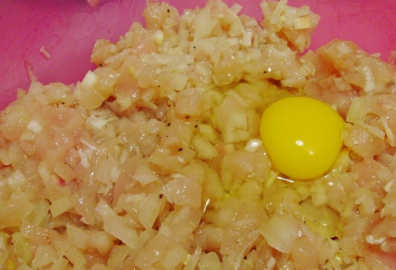 1. Этап. Котлеты из кусочков филе: Добавляем к фаршу яйцо.