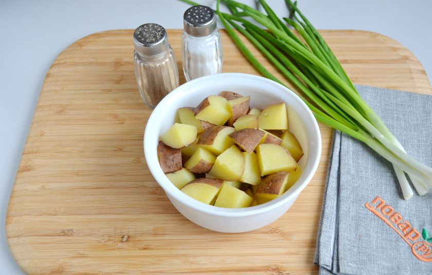 1. Этап. Картофельный салат Баффало: 4. С готового картофеля слейте воду, промойте холодной водой, чтобы картофель немного остыл. Порежьте его кусочками вместе с кожурой.