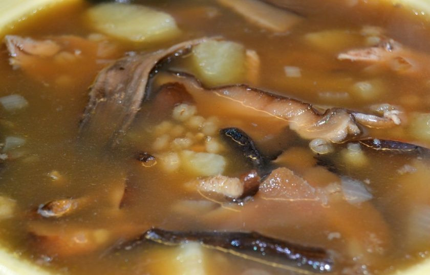 1. Этап. Суп из сушеных грибов с перловкой: 16. Верните мясо в кастрюлю, по вкусу посолите и подавайте суп.